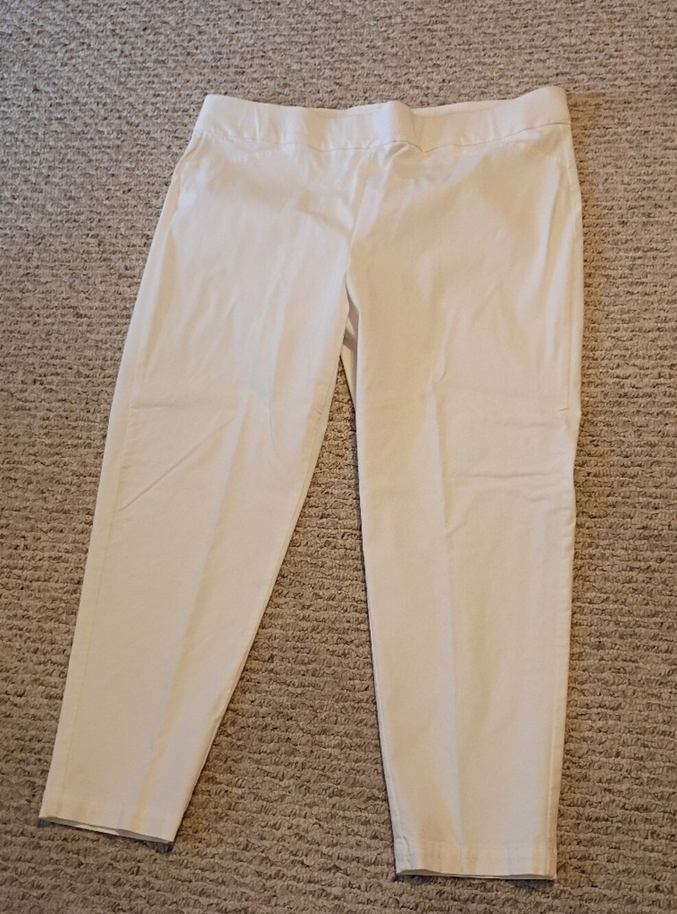 Women's White Pull-On Capris with Smooth Waistband